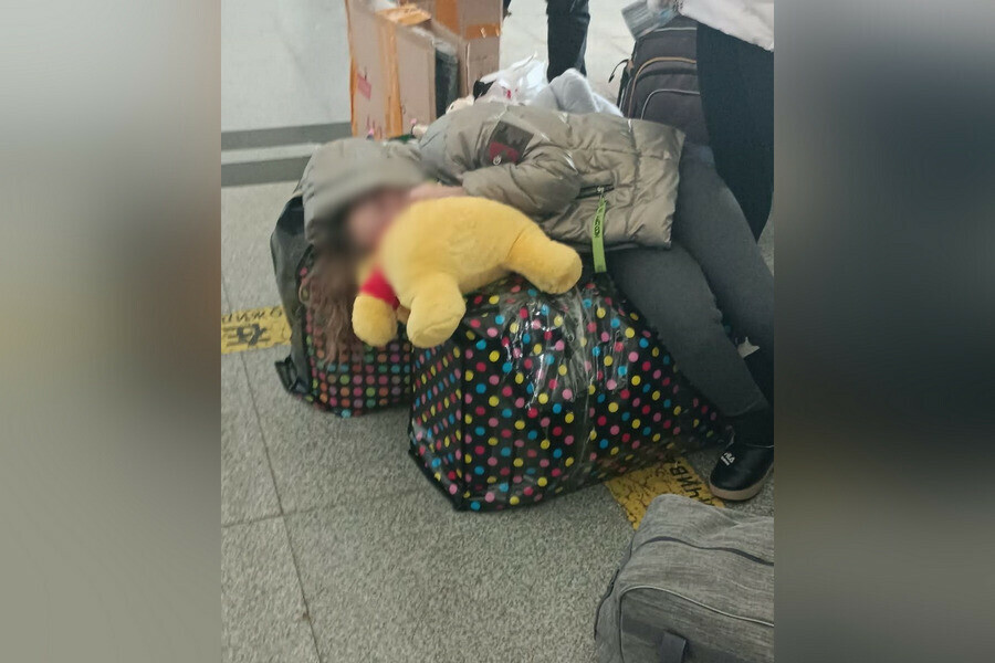 Народу всё больше российские туристы спят на полу в ожидании пумы из Хэйхэ в Благовещенск фото видео