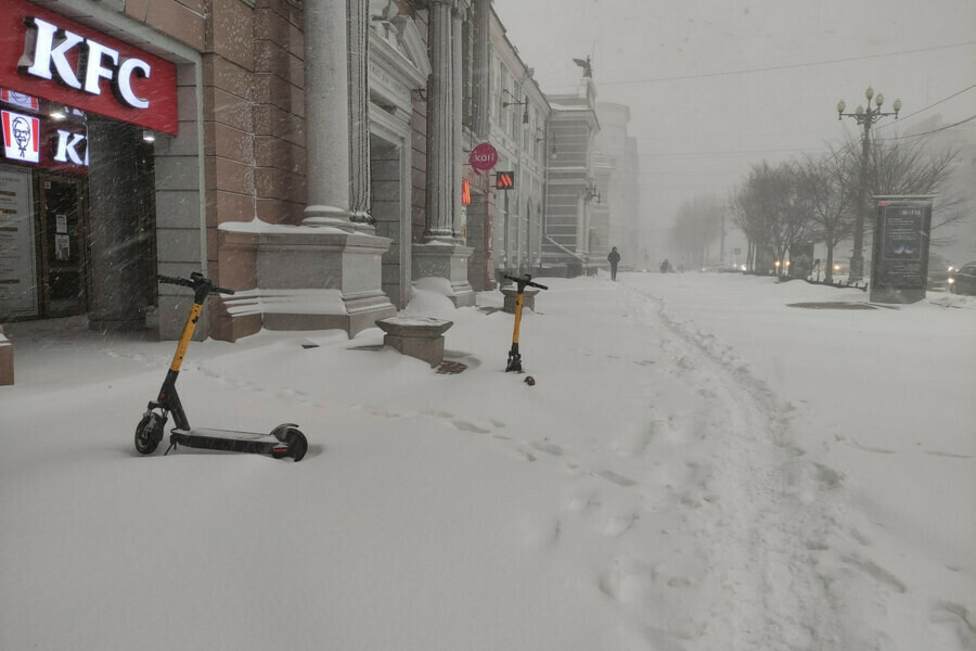 Мощный снежный циклон накрыл Хабаровск и парализовал движение фото 
