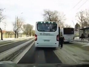 Два серьёзных нарушения ПДД пассажирскими автобусами сняли в Благовещенске видео