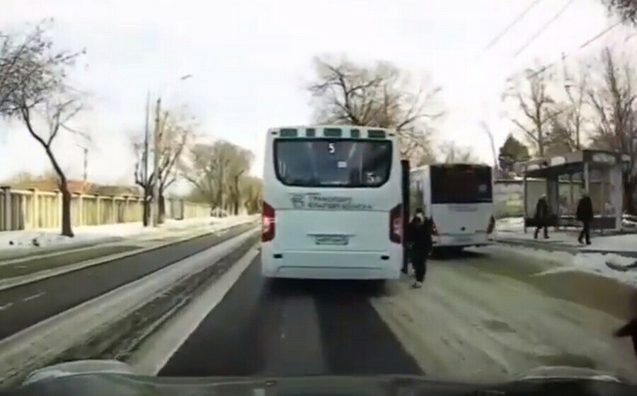 Два серьёзных нарушения ПДД пассажирскими автобусами сняли в Благовещенске видео