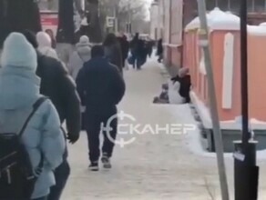 Я там больше не хожу в самом центре Благовещенска люди боятся агрессивную женщину которая просит милостыню видео