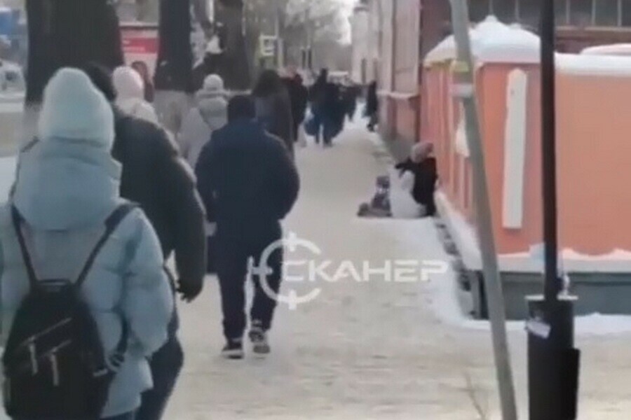 Я там больше не хожу в самом центре Благовещенска люди боятся агрессивную женщину которая просит милостыню видео