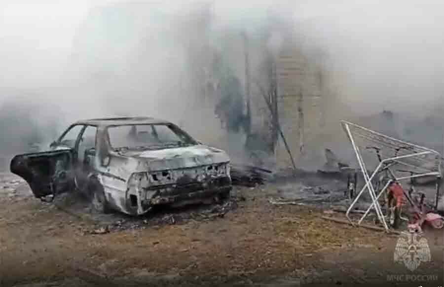 Огонь в амурском селе тушили девять пожарных видео
