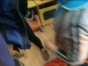 В детском саду Благовещенска ребенок застрял в кухне видео