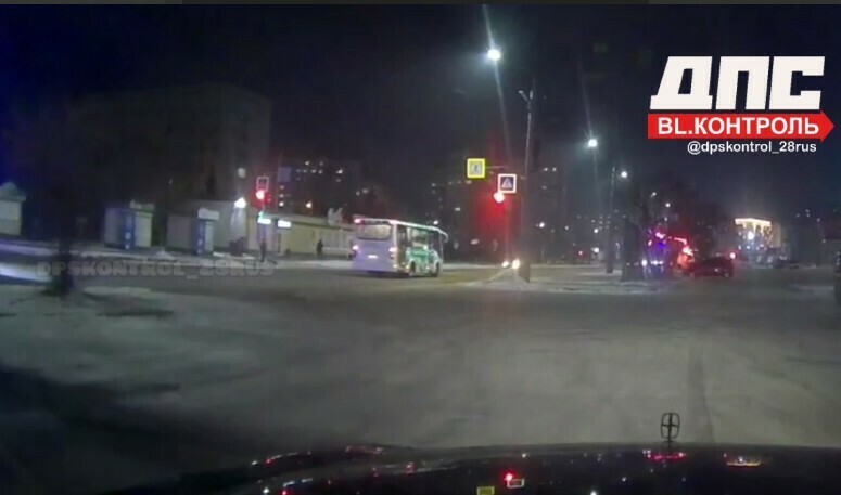 Автобус пролетел на красный возле областной больницы