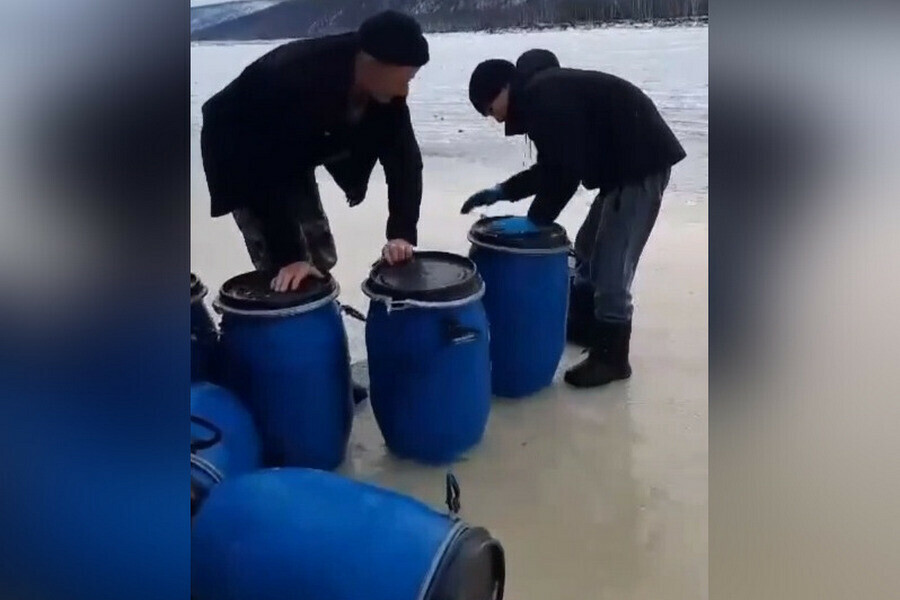 Жителям амурского села приходится набирать воду из реки для своих нужд изза сломанной водовозки видео 