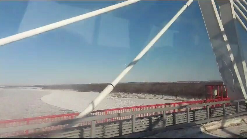 Ждали неделю проехали за две минуты Российские туристы распечатали мост через Амур видео