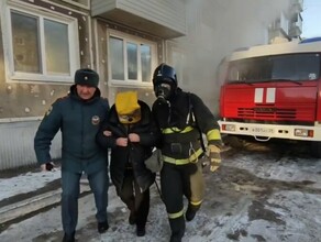 В Благовещенске горит многоквартирный жилой дом жителей эквакуируют видео