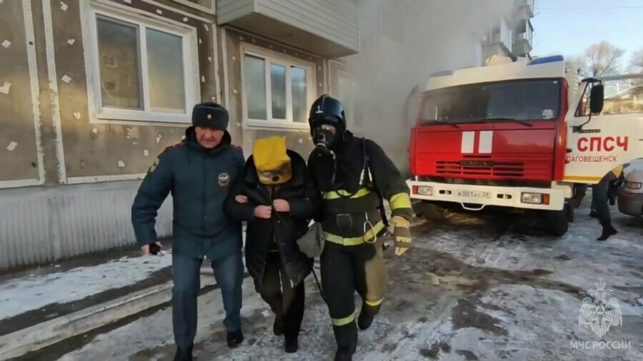 В Благовещенске горит многоквартирный жилой дом жителей эквакуируют видео