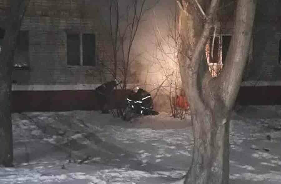 Сильный пожар возник в многоквартирном доме Райчихинска