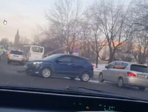 В Благовещенске изза ДТП частично перекрыта полоса на улице Горького