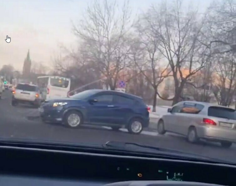В Благовещенске изза ДТП частично перекрыта полоса на улице Горького