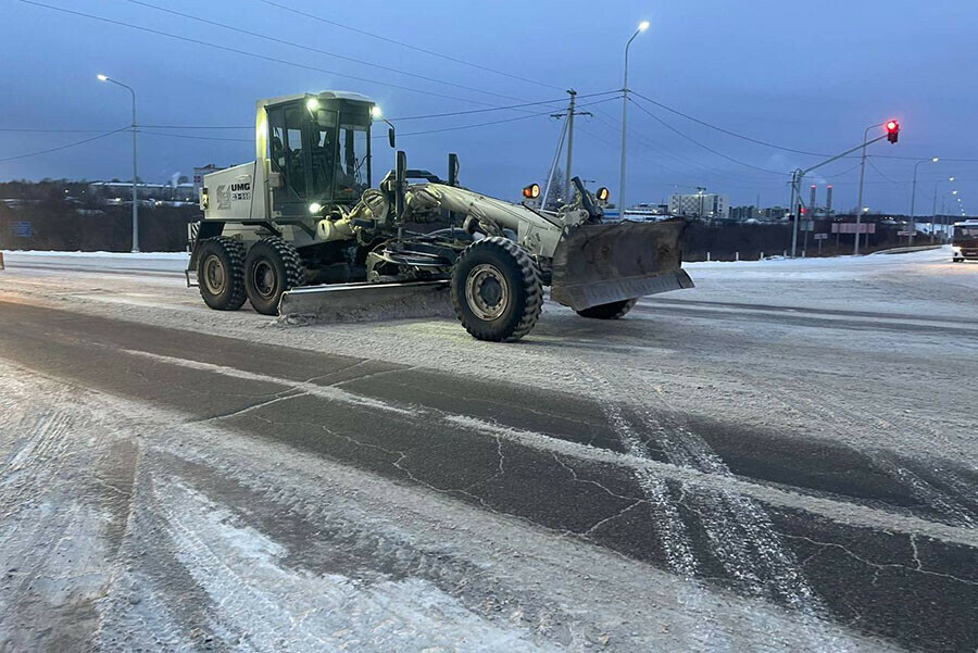 Более 140 единиц спецтехники чистят от снега дороги Амурской области
