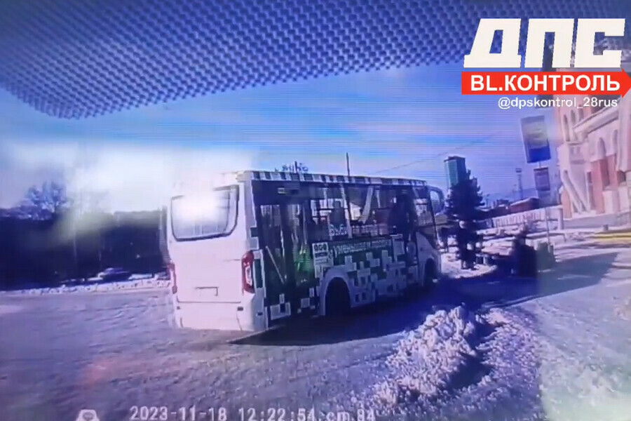 Автобус в Благовещенске едва не сбил людей на остановке изза гололеда видео