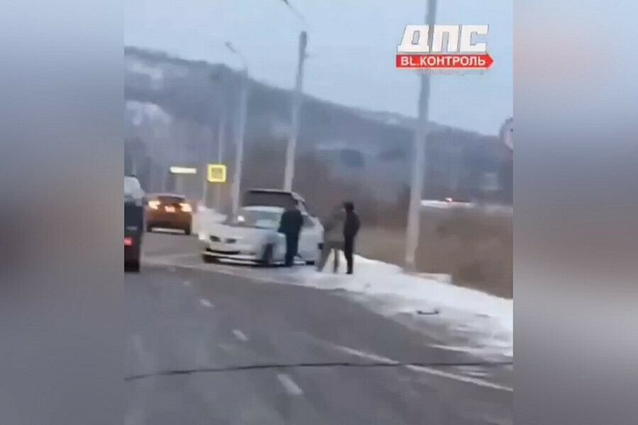 Перед Моховой Падью жесткое столкновение машин Не выдержал бетонный столб видео