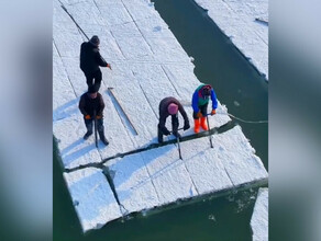 Завораживающий процесс вырезки льда для снежного города в Харбине показали на видео