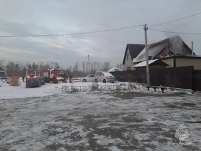 В Благовещенске три пожарные машины тушили баню Огонь мог перекинуться на коттедж