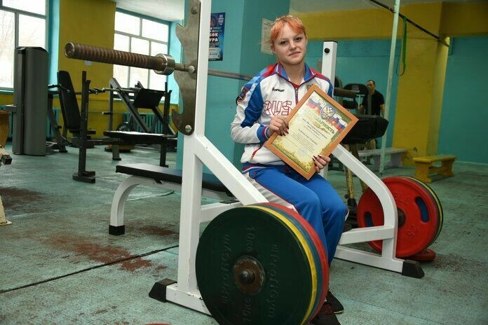 Миниатюрная студентка из Свободного подняла в три раза больше своего веса и вошла в сборную России
