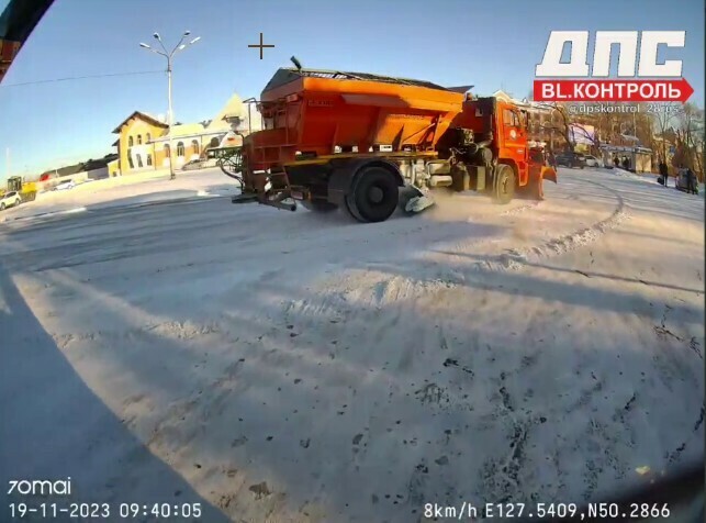 В Благовещенске почистили привокзальную площадь где автобус чуть не сбил людей на остановке видео