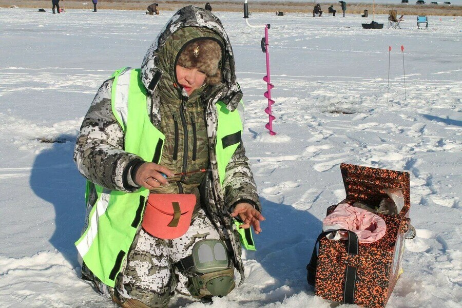 Рыбак рыбака в Приамурье назвали лучших ловцов на мормышку и определили биг фиш спойлер  ее длина 24 сантиметра