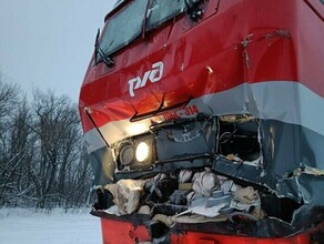 Пассажирский поезд на полном ходу столкнулся с локомотивом Пострадали люди