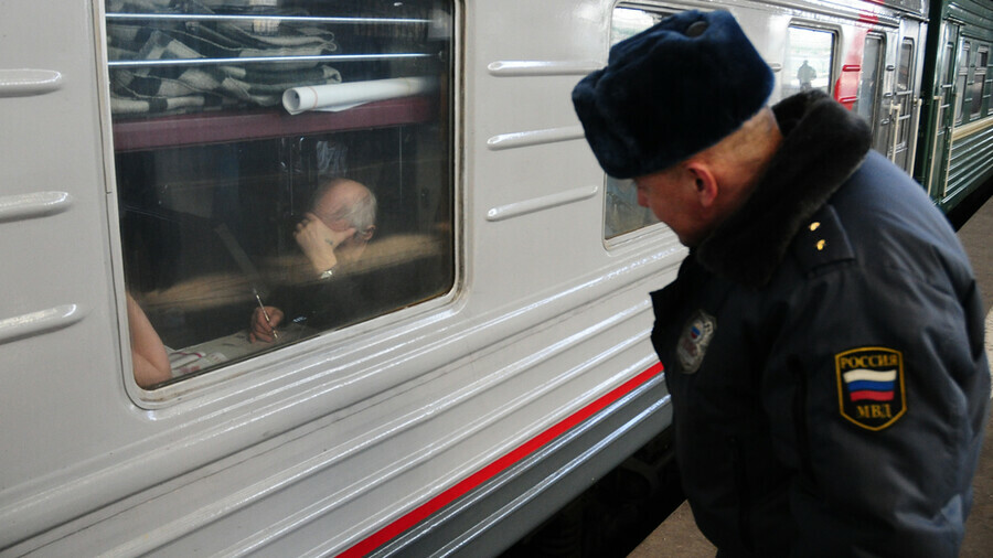 Трое вахтовиков плохо себя вели в поезде ТындаКомсомольск чем вызвали гнев полиции