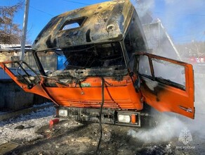 В Тынде две пожарные машины тушили мусоровоз