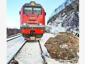 На БАМе огромный валун упал перед поездом Машинист смог предотвратить трагедию