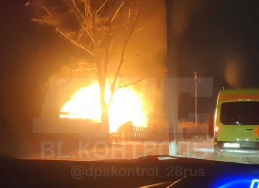 Сильный пожар случился ночью в районе КПП Благовещенска