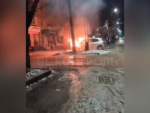 В центре Благовещенска ночью вспыхнула машина видео