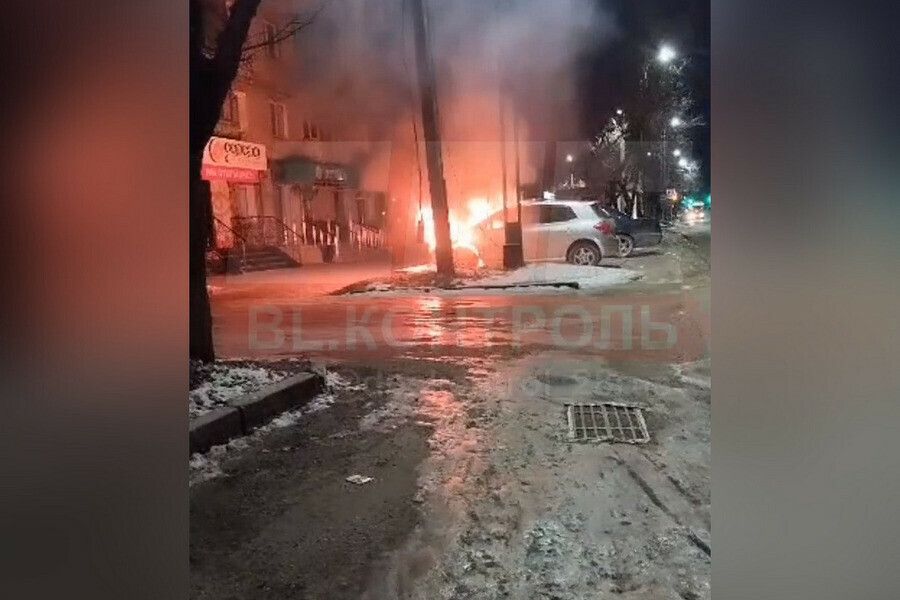 В центре Благовещенска ночью вспыхнула машина видео