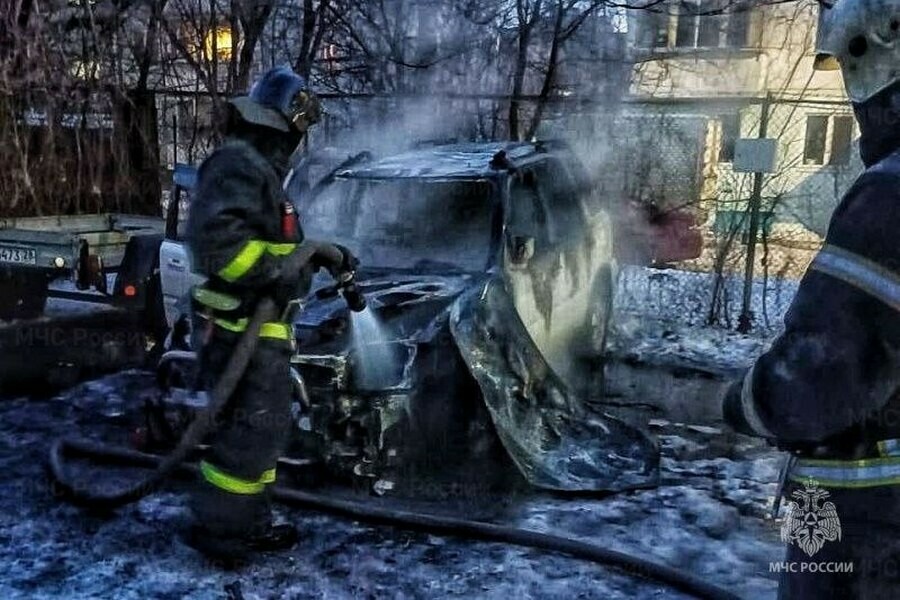 Рано утром в Благовещенске сгорел автомобиль 