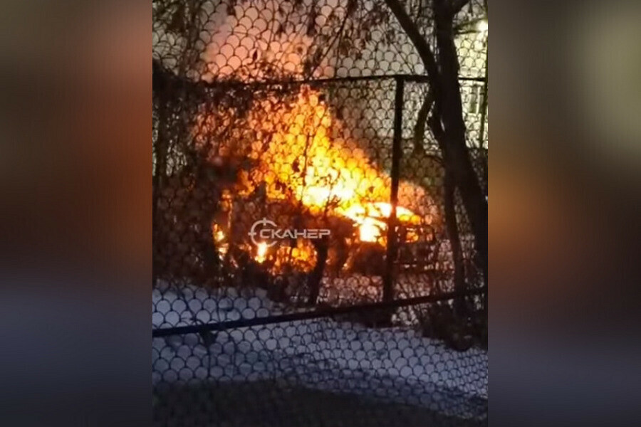 Появилось видео горящего автомобиля в Благовещенске 