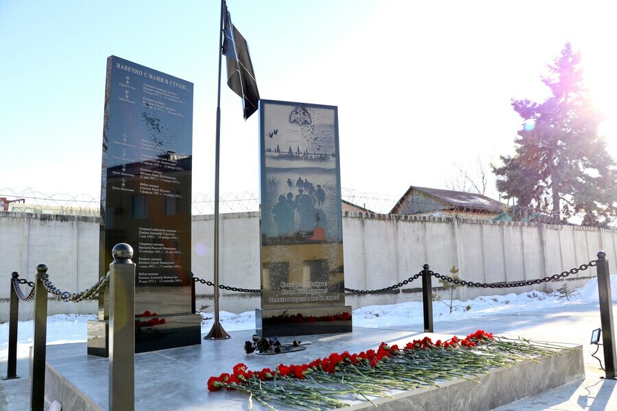 В Благовещенске торжественно открыли мемориал где увековечены имена погибших силовиков