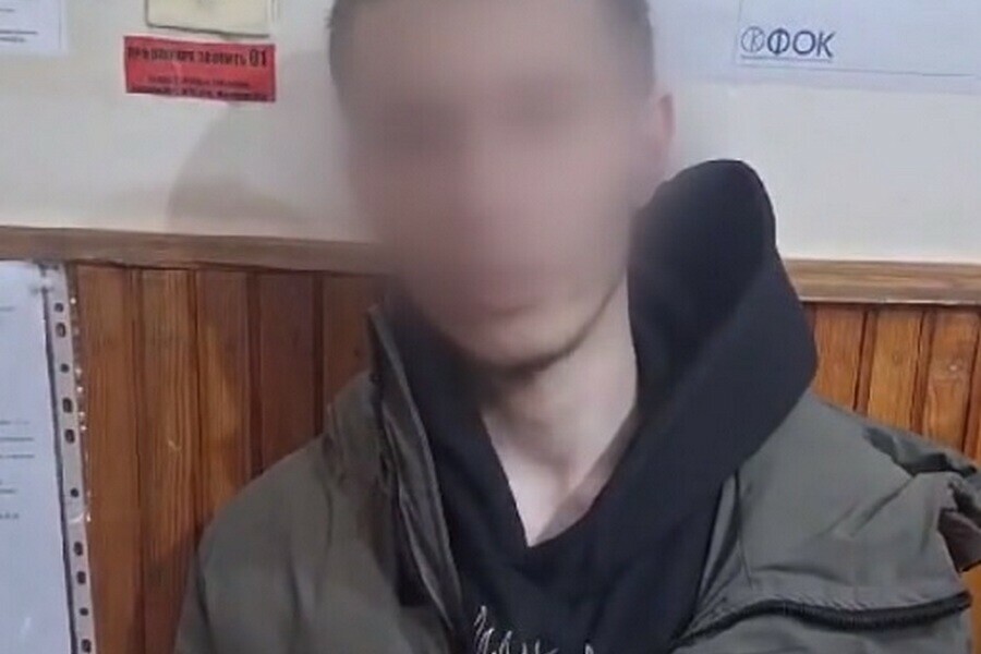 Задержан 18летний амурчанин который забирал деньги у пенсионеров и по классической схеме переводил мошенникам видео 