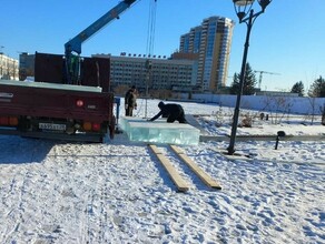 На площадь Ленина в Благовещенске доставили первые глыбы льда для фигур фото