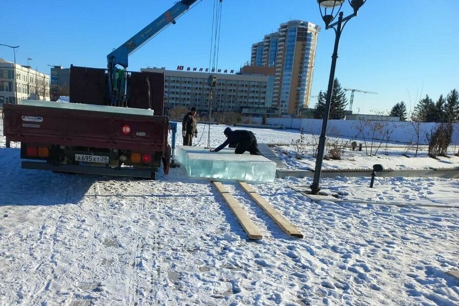 На площадь Ленина в Благовещенске доставили первые глыбы льда для фигур фото
