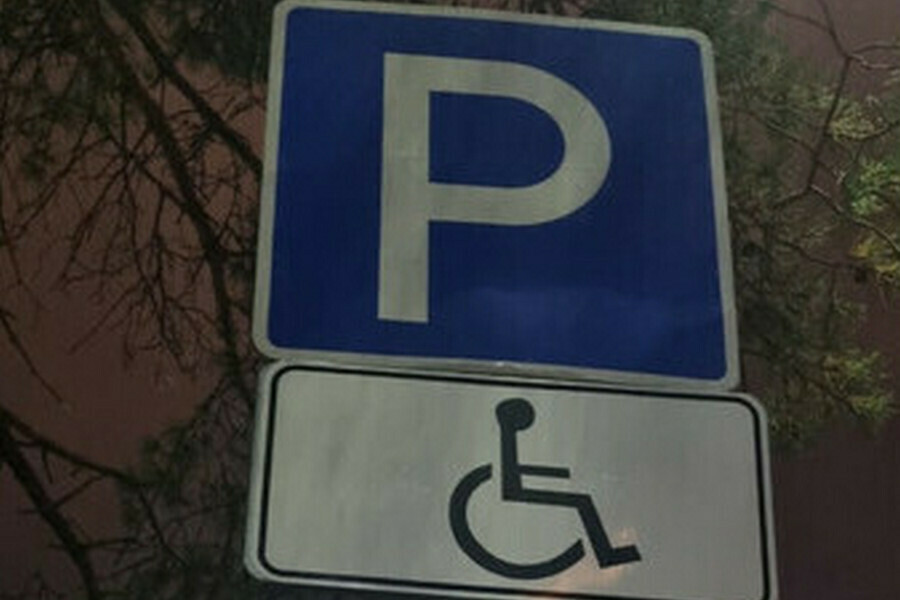 Все стоят без знака инвалиду на парковке в Благовещенске не нашлось места 