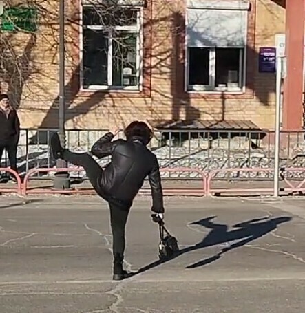 То ли в скорую звонить то ли в ГИБДД В Шимановске неадекватная женщина пела и танцевала на перекрестке