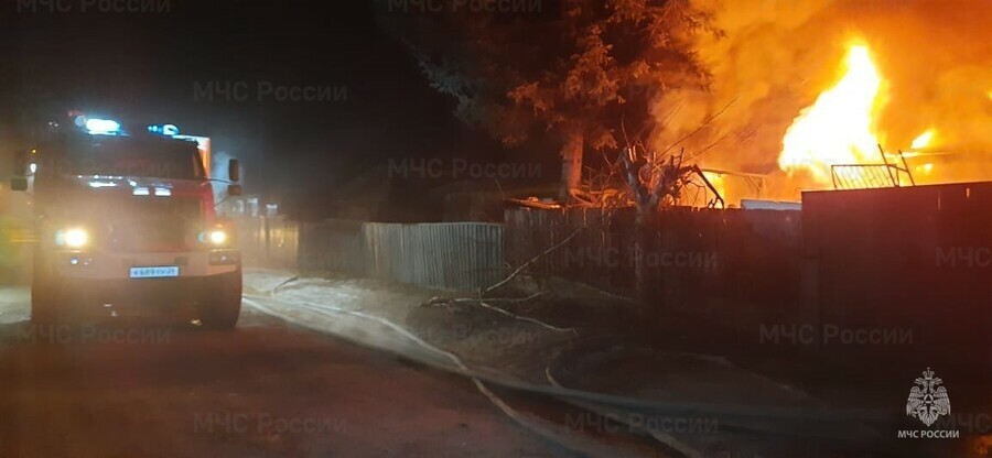 В Зее ночью 6 пожарных машин тушили пожар повышенной сложности