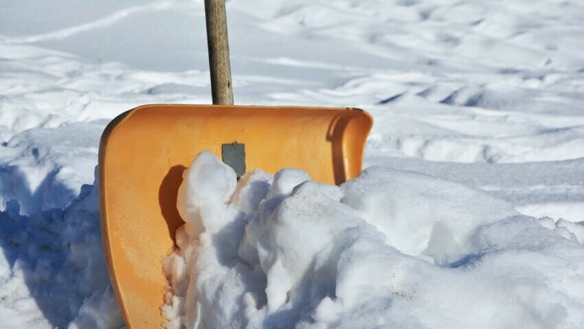Россиян предупредили о штрафе за кражу снега посреди зимы
