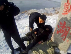 Чрезвычайно пьяную женщину нашли полицейские на берегу озера Ханка видео