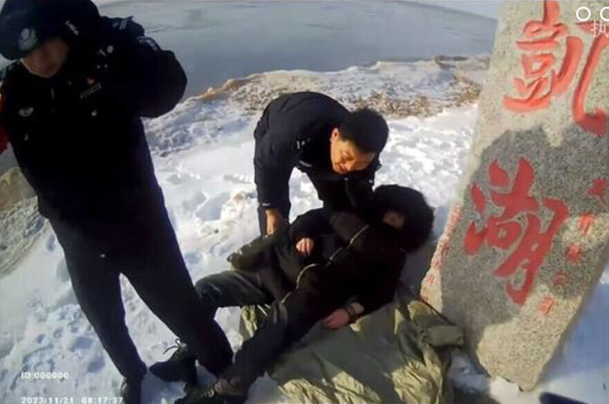 Чрезвычайно пьяную женщину нашли полицейские на берегу озера Ханка видео