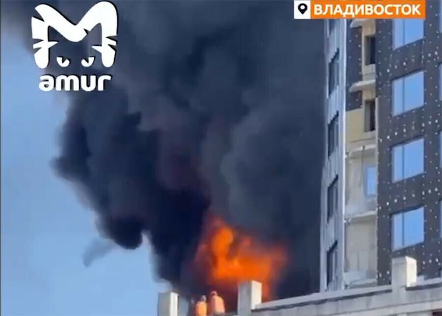 Мощный пожар с огромными клубами черного дыма полыхал в центре Владивостока видео