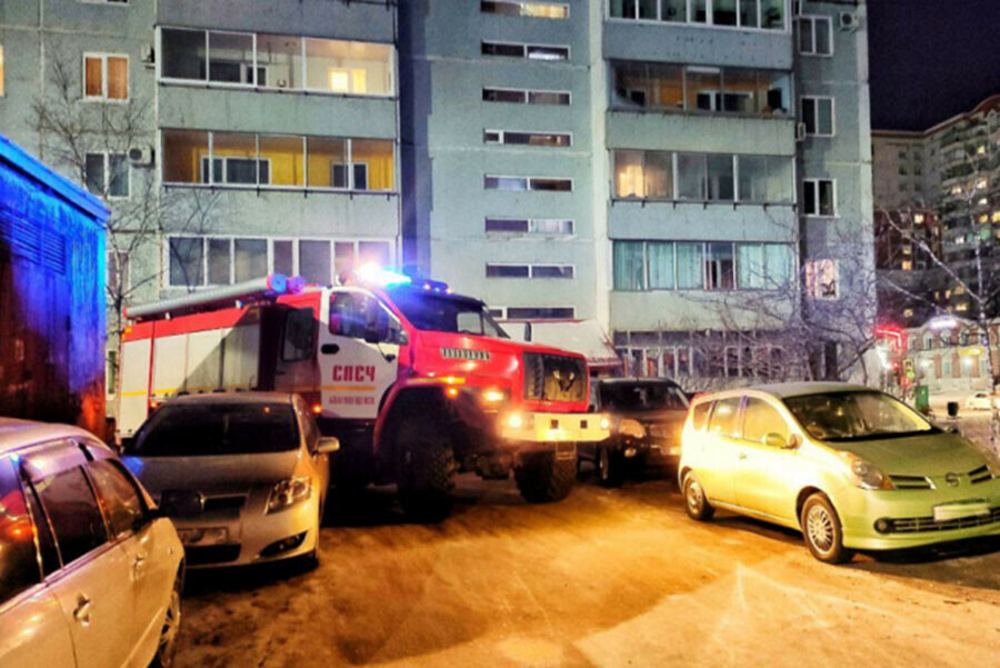 Два десятка раз выезжали амурские пожарные на тушение гаражей квартир домов