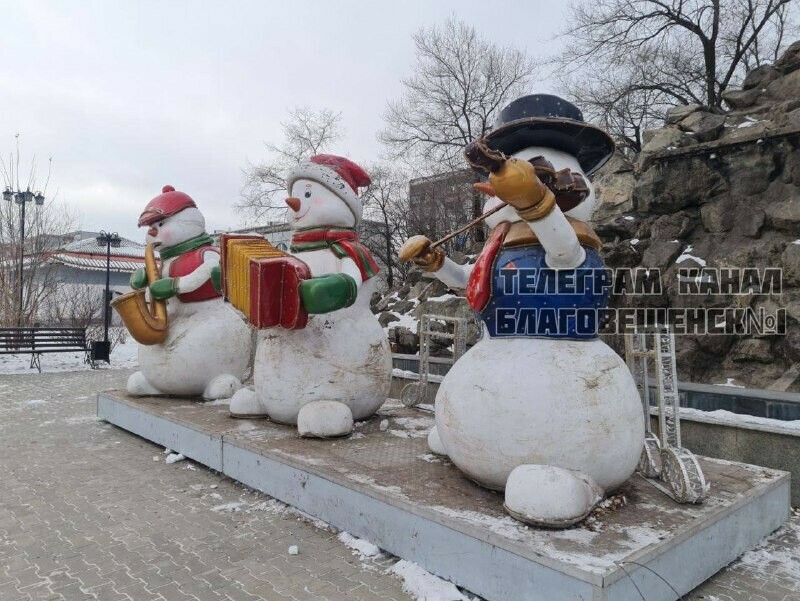 В соцсетях Благовещенска обратили внимание на грязные новогодние фигуры в парке Дружбы