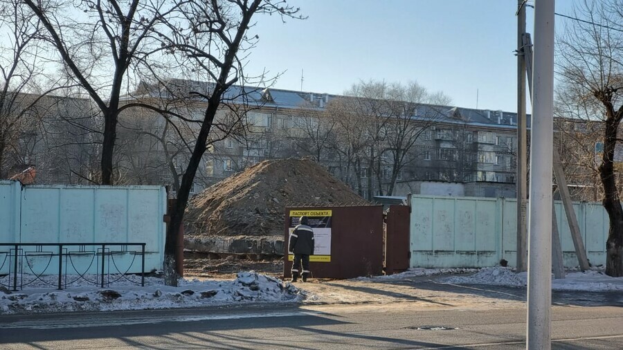 В Благовещенске ровняют с землей знаменитый долгострой в центре города фото