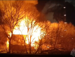 Сильный огонь сожрал барак в Благовещенске видео