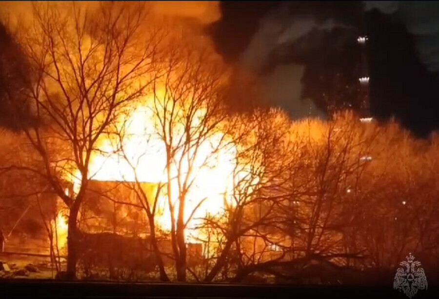 Сильный огонь сожрал барак в Благовещенске видео