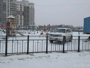 Припаркованную машину со спецразрешением заметили на детской площадке в Благовещенске видео 